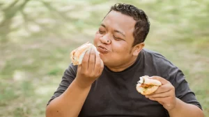 Apakah minum air putih bisa membantu menurunkan berat badan
