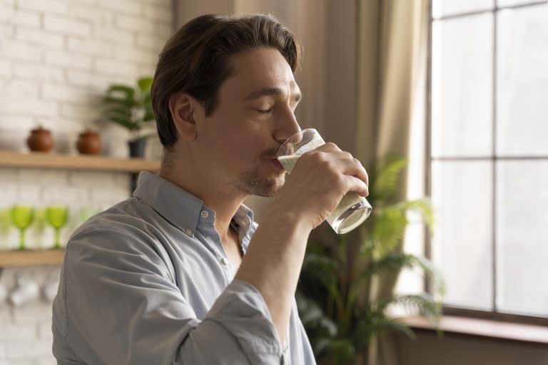 Mau Ginjal Sehat? Rutin Minum Air Putih 2 Liter per Hari!