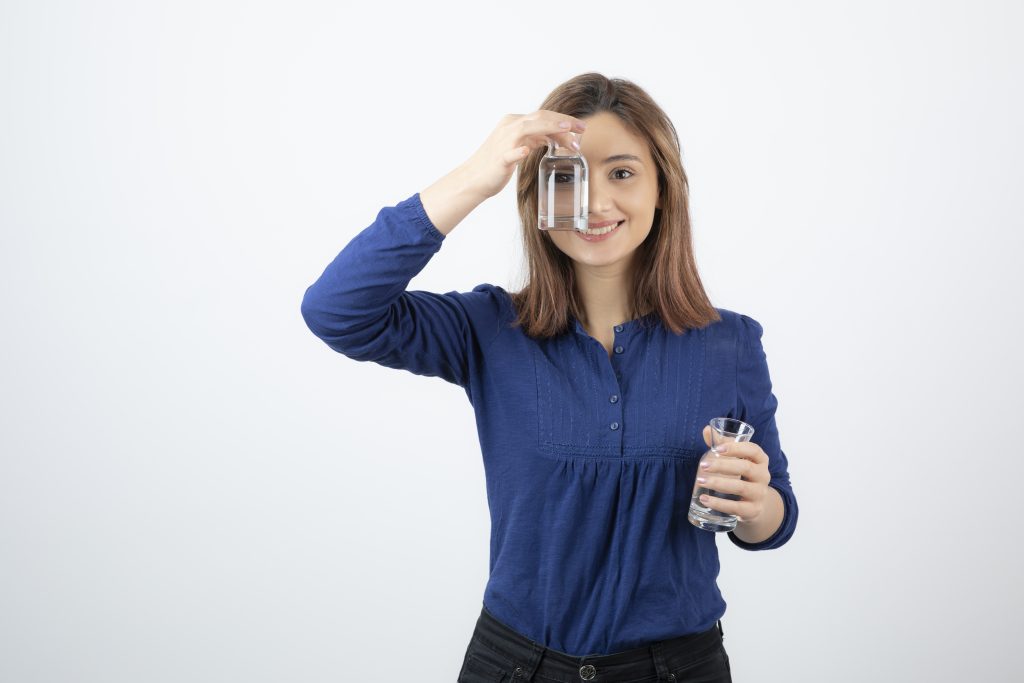 Rutin Minum Air Putih 2 Liter per Hari!