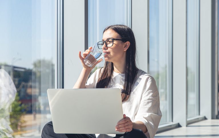 Apakah Semakin Banyak Minum Air Putih Bisa Meningkatkan Kesehatan?