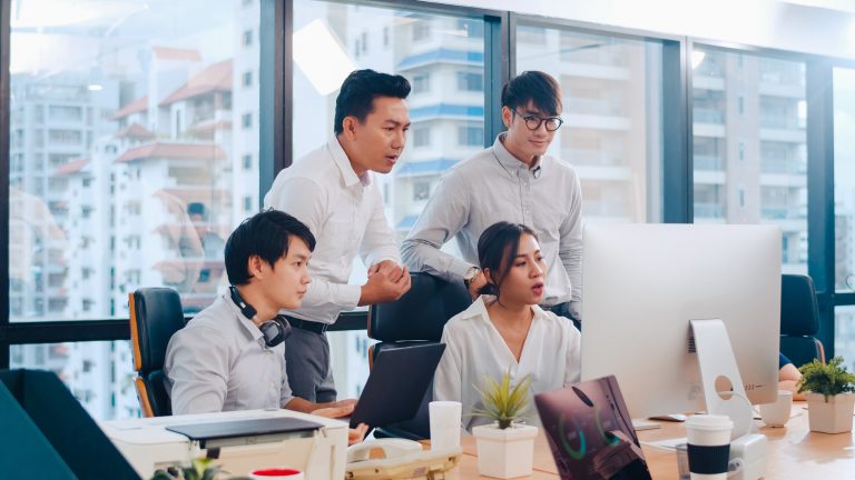 Kerja Seharian di Depan Laptop? Jangan Lupa Sedia Ini di Meja