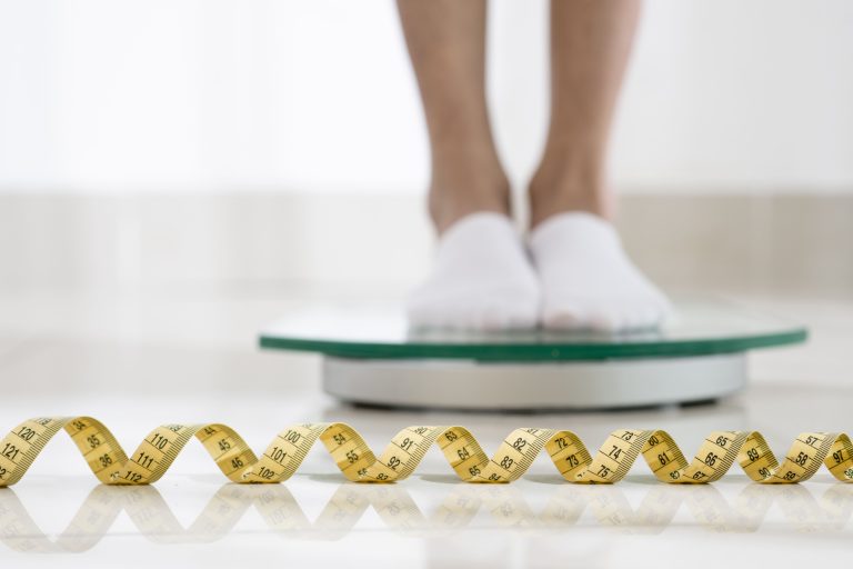 Benarkah Air Mineral Bisa Bantu Turunkan Berat Badan?