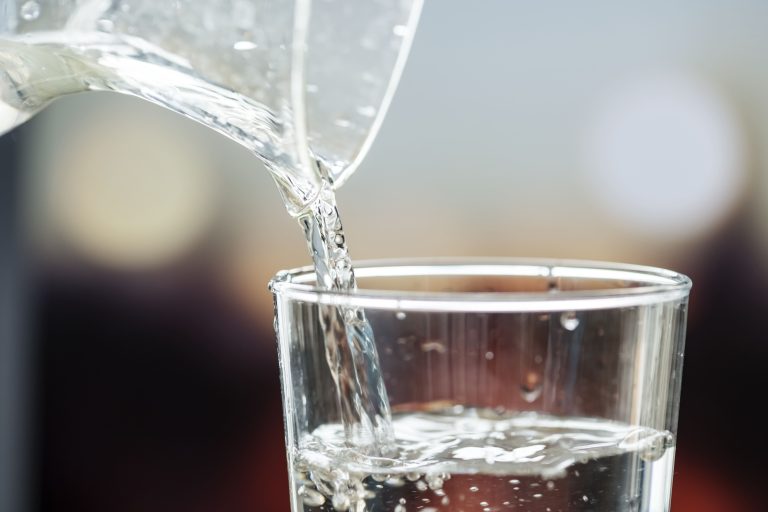 Fakta Fluoride dalam Air Mineral, Aman atau Berbahaya?