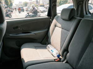 bahaya-meninggalkan-air-mineral-botol-plastik-di-mobil