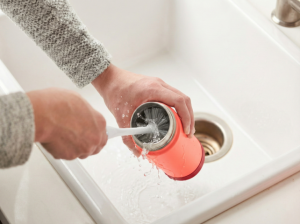 membersihkan-tumbler-bau