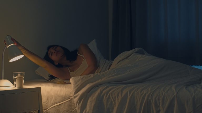 Minum Air Terlalu Malam, Baik atau Malah Ganggu Tidur?